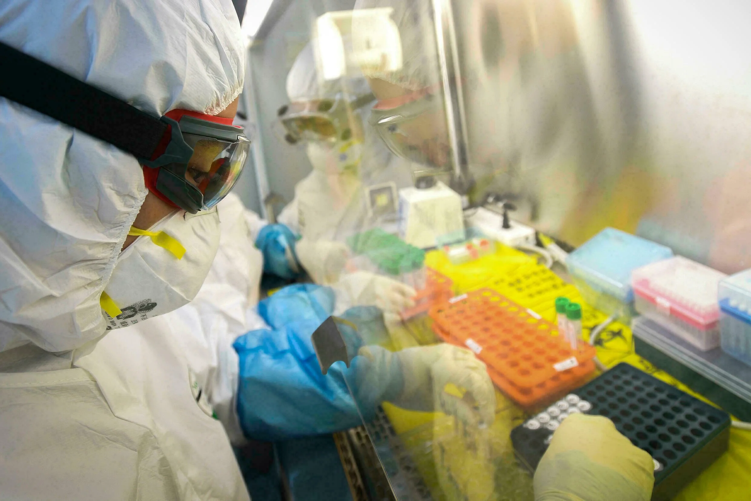 Tiết lộ mới về việc Viện Virus Học Vũ Hán Trung Cộng đã biến đổi gien của virus corona