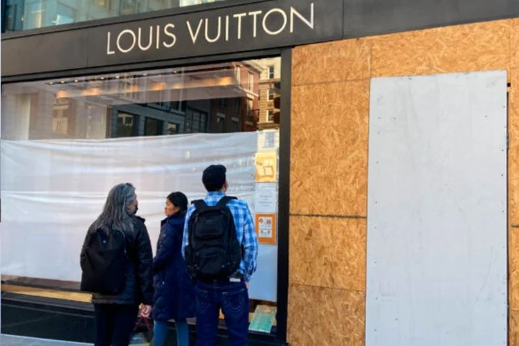 80 kẻ bịt mặt cướp phá cửa hàng Nordstrom ở California 