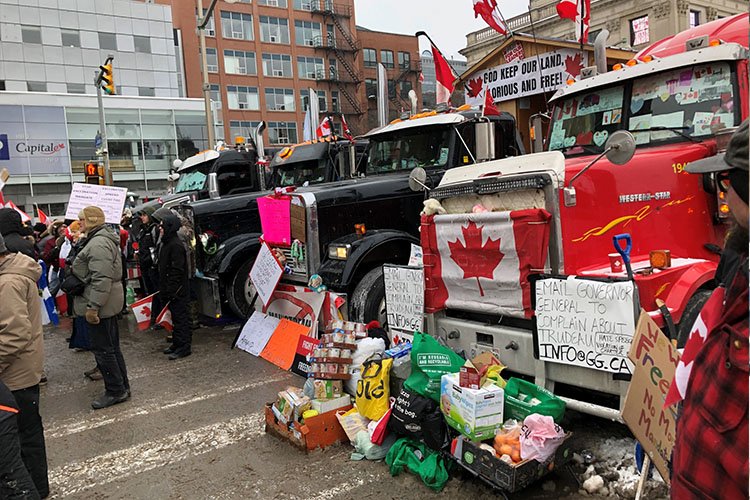 16 Thống đốc và 2 Thủ hiến Canada kêu gọi khôi phục quyền miễn tiêm chủng cho những tài xế xe tải xuyên biên giới. 