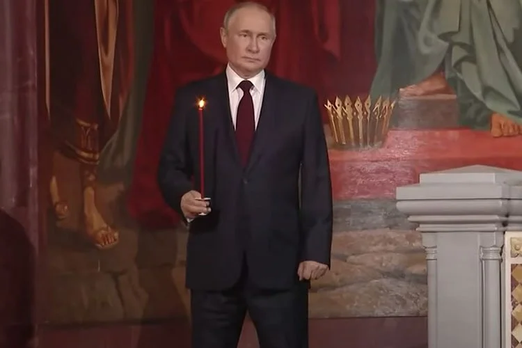 “Không ổn định và mất tập trung,” Putin cắn môi trong lễ phục sinh làm dấy lên tin đồn về bệnh Parkinson