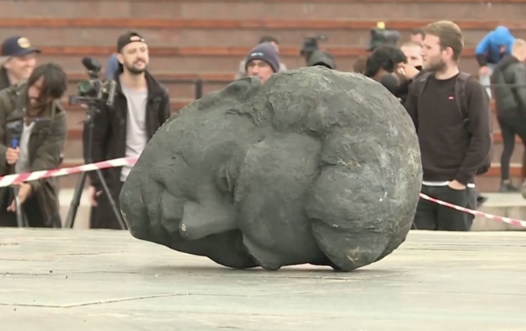 Ukraine hạ bức tượng đồng cao 8 mét do Liên Xô trao tặng năm 1982