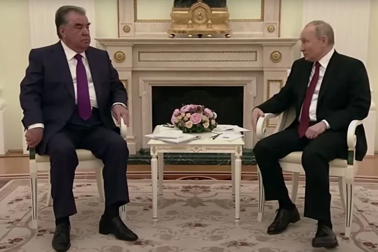 Putin ốm yếu một cách đáng kinh ngạc trong video – như chuyên gia tuyên bố rằng ông đang ta đang phải chịu đựng hóa trị não