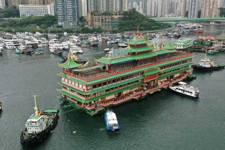 Nhà Hàng Nổi Biểu Tượng Của Hong Kong Chìm Tại Biển Đông