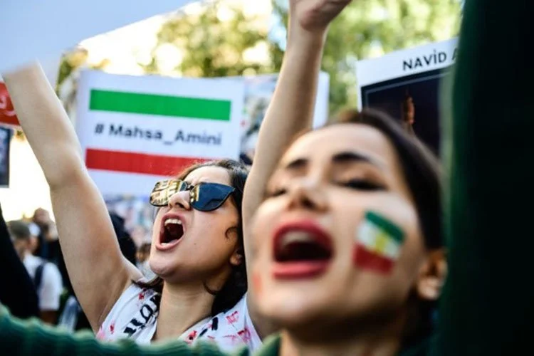Phụ nữ Iran biểu tình nhiều nơi, đe dọa nhà cầm quyền Hồi Giáo