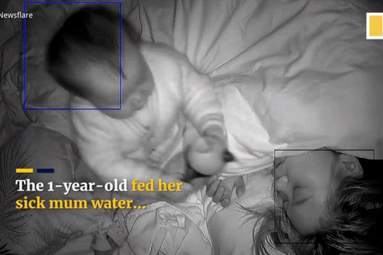 Bé 1 tuổi làm xúc động vì hành động chăm mẹ mắc COVID-19