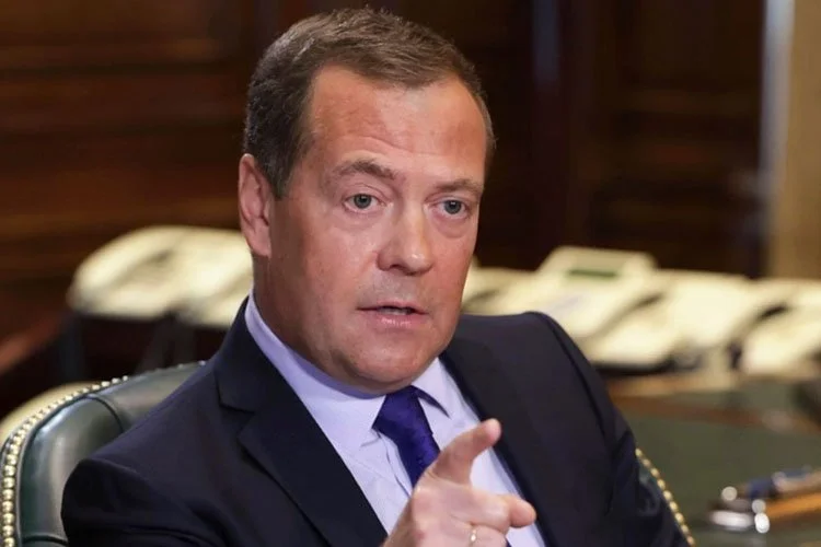 Ông Medvedev thân tín với TT Putin dự đoán Mỹ có nội chiến; Anh, Pháp đánh nhau