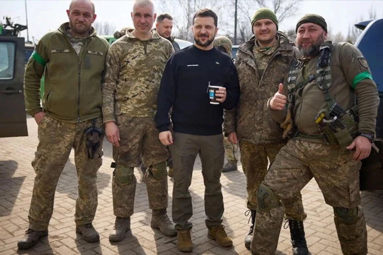 Tổng thống Zelensky thị sát khu vực gần Bakhmut, tuyên bố sẽ "giành chiến thắng"