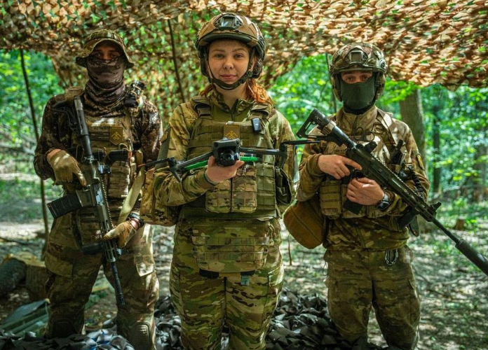 Vì sao ngày càng nhiều phụ nữ Ukraine gia nhập lực lượng chiến đấu?