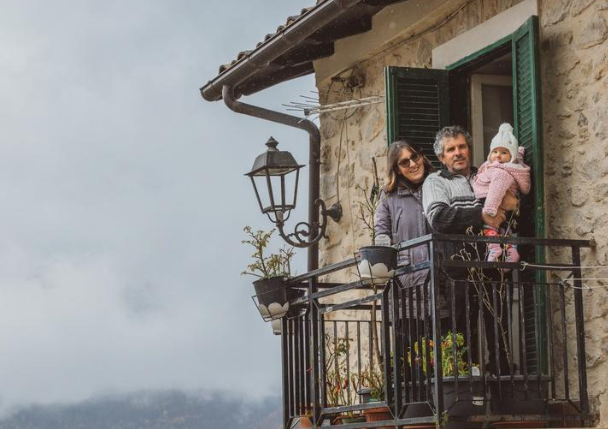 Ngôi làng Ý đón em bé đầu tiên sau 30 năm, nhiều người đổ xô tới xem