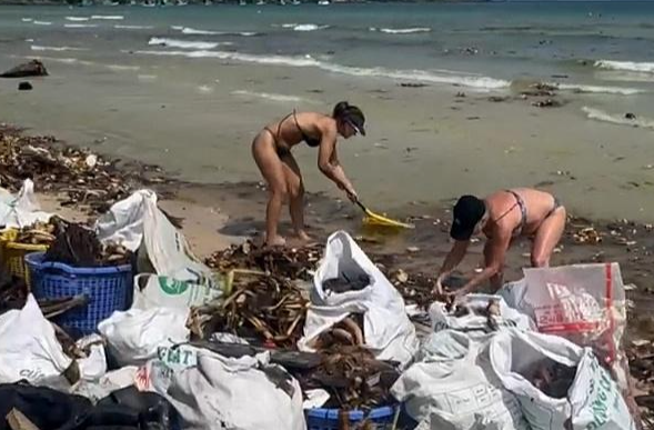Rác dày đặc 2 bãi biển Phú Quốc, khách không dám tắm