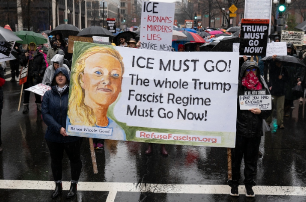 Ảnh tuyển người biểu tình chống Tổng thống Trump lan truyền rầm rộ, sự thật là gì?