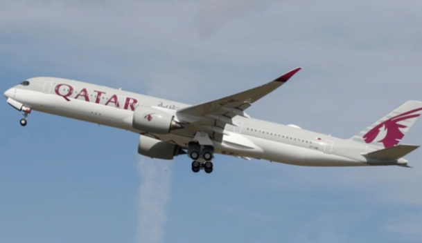 HÃNG MÁY BAY QATAR AIRWAYS TRỤC TRẶC PHẢI HẠ CÁNH KHẨN CẤP