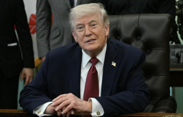 Eo biển Hormuz lại bị đóng, ông Trump tuyên bố không để Iran 'tống tiền'&nbsp;