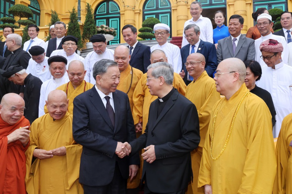 Chính quyền có thể cách chức lãnh đạo tôn giáo: Luật Tín ngưỡng, Tôn giáo sửa đổi mới được thông qua