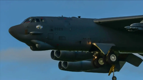 Mỹ biến đổi máy bay ném bom B-52 thành "xe tải hỏ tiễn"