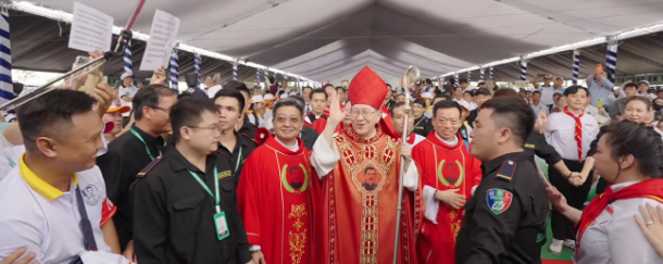 38 năm trước, đã có một lễ phong thánh làm chính quyền bất an
