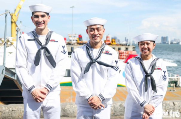 Những gương mặt và giọng nói Việt trên Hàng Không Mẫu Hạm Mỹ USS George Washington