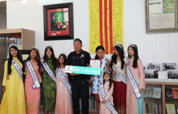 ÔNG BÀ NGUYỄN VĂN TƯỜNG-JENNIFER NGUYỄN LÀ NGƯỜI VIỆT NAM ĐƯỢC THÀNH PHỐ GARLAND TRAO GIẢI THƯỞNG TÁC ĐỘNG CỘNG ĐỒNG (Community Impact Awards)