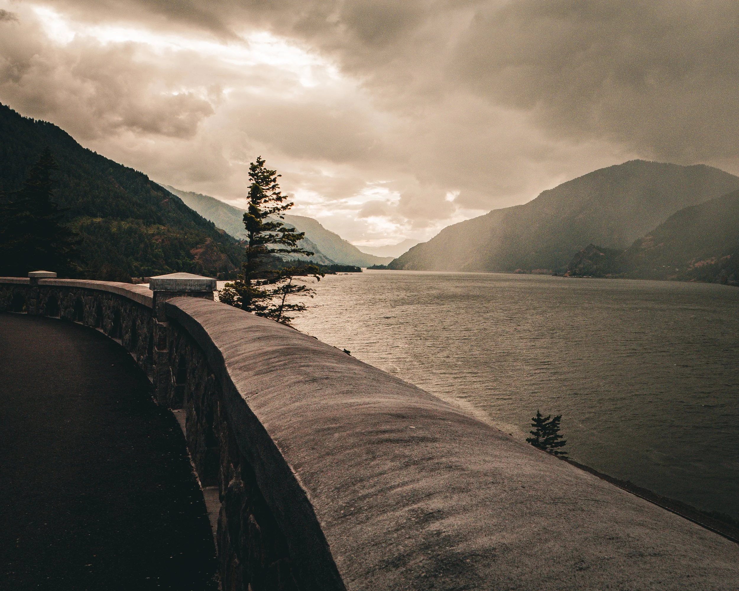 Columbia River and Old Highway Straight Railing