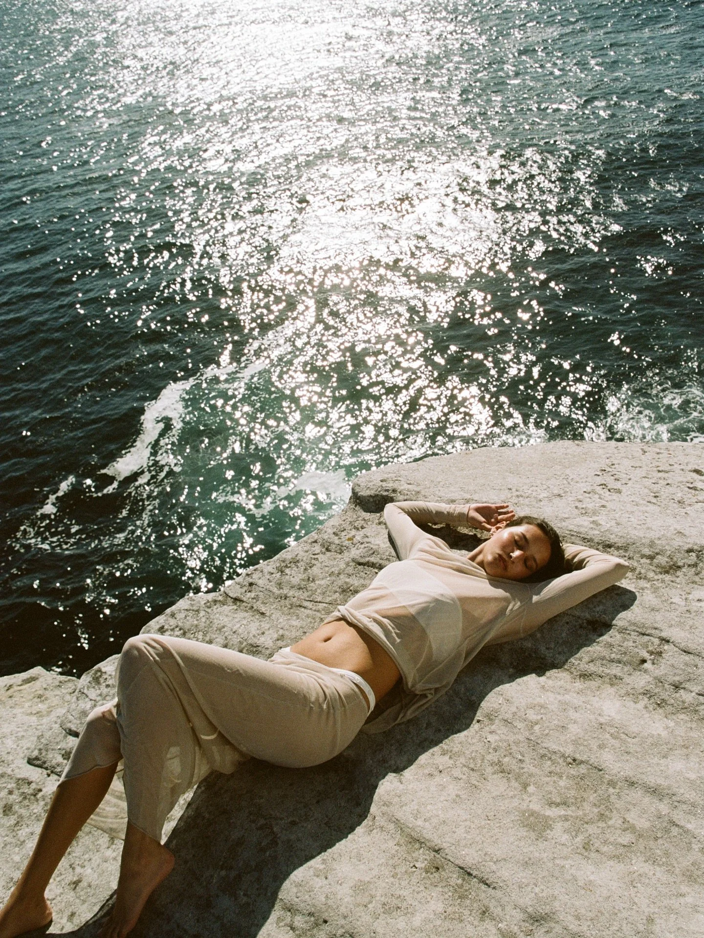 Sun basking with @scarlett__mills 🌞
Styling @katelaurenharper beauty @teneillesorg 
@chadwickmodels @saundersandcoagency @kurtbingham