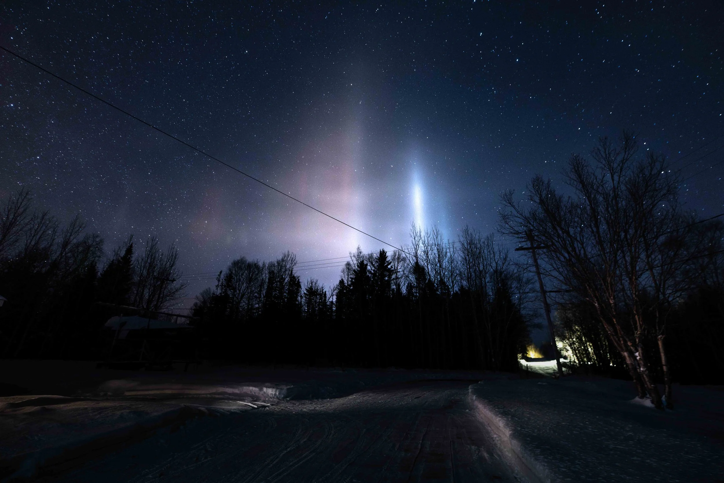 Pilier de lumière à cause des cristaux de glace dans l'atmosphère dans le ciel de bergeronnes
