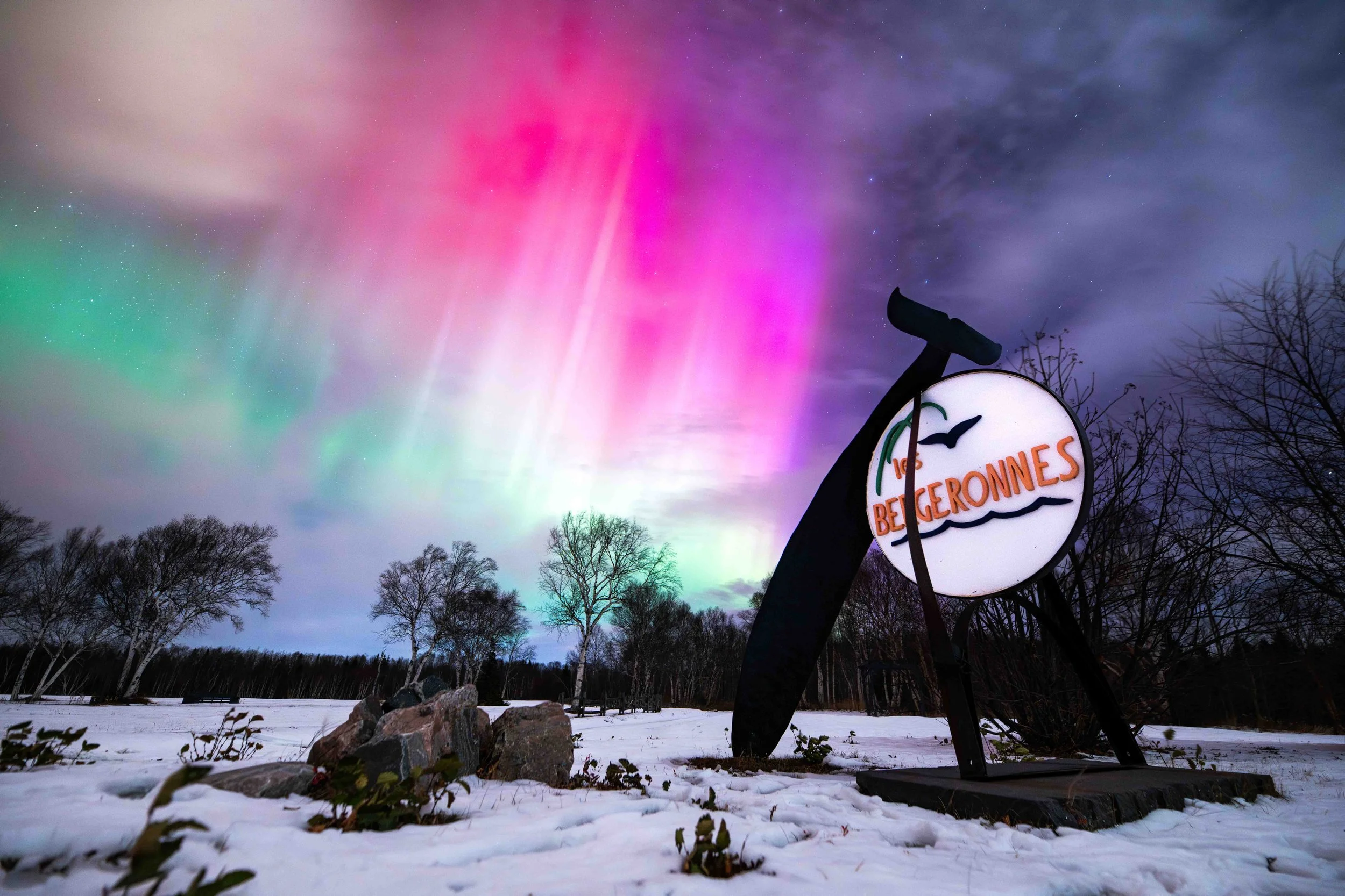 Aurores boréales devant le village de bergeronnes sur la cote-nord a la pointe a john