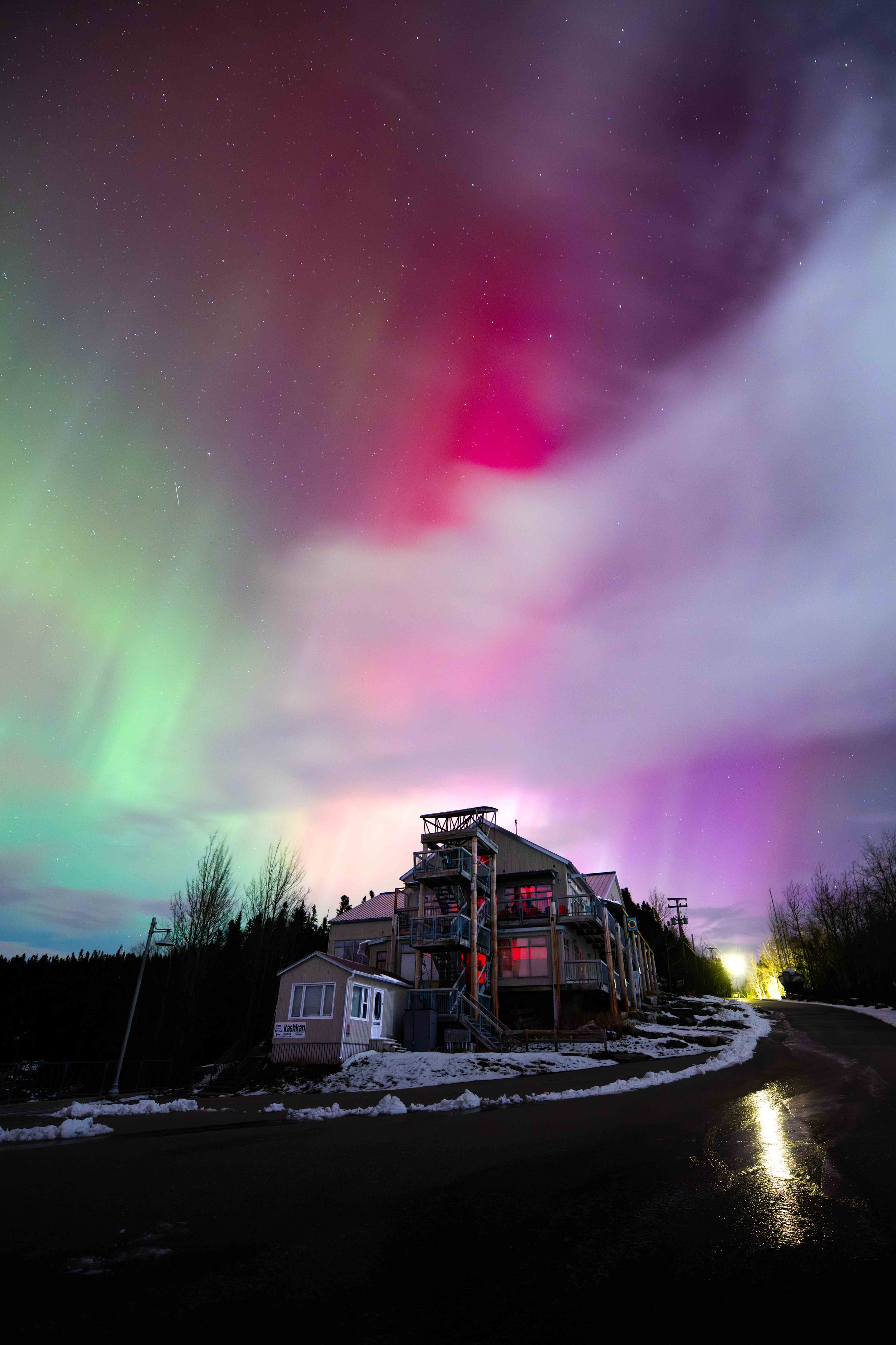 Aurores boréales multicolores au dessus du centre archéo topo au quai de bergeronnes sur la cote-nord du quebec