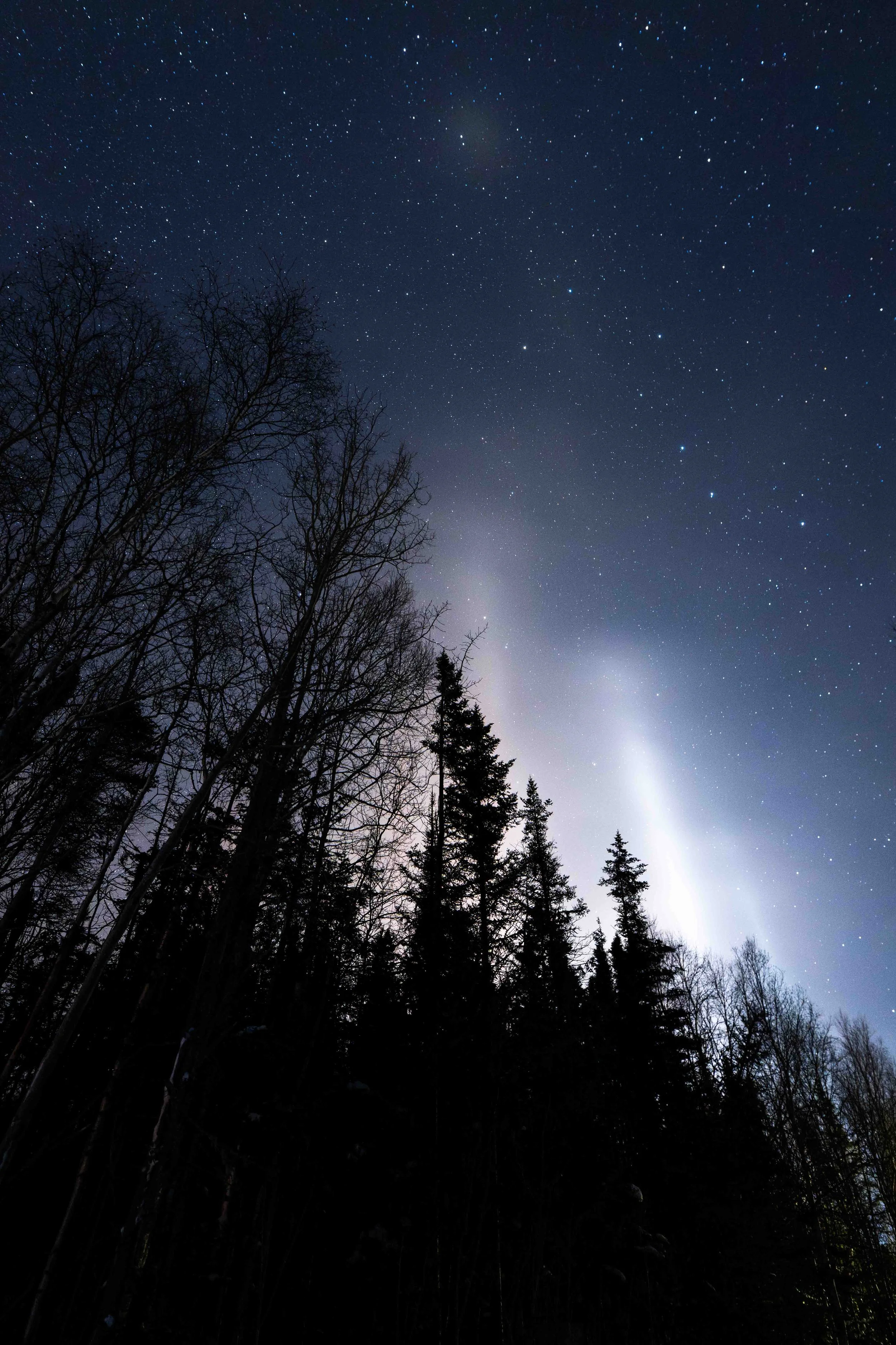 Pilier de lumière à cause des cristaux de glace dans l'atmosphère dans le ciel de bergeronnes au quebec