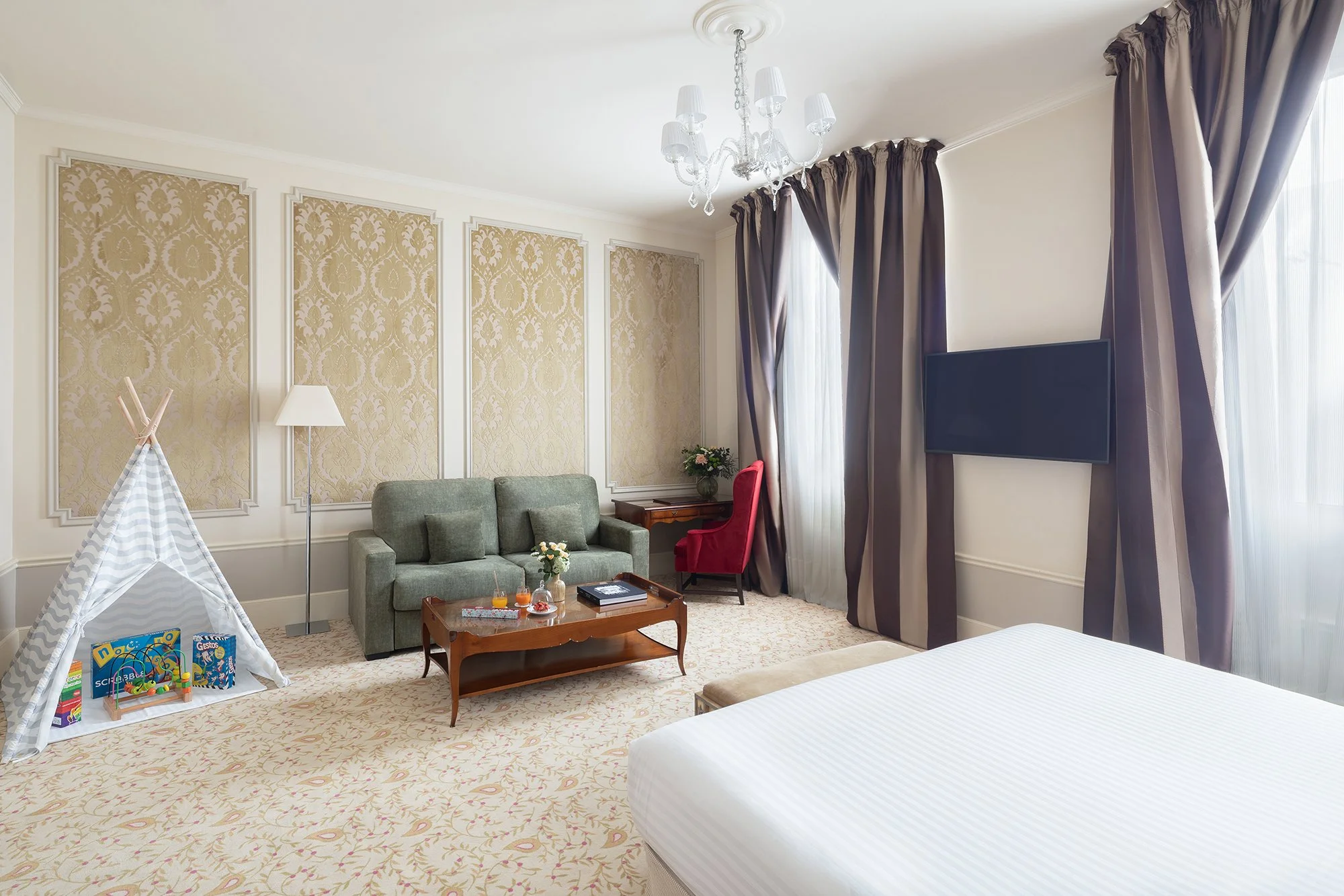 Family Suite Detail El Palace Barcelona.jpg