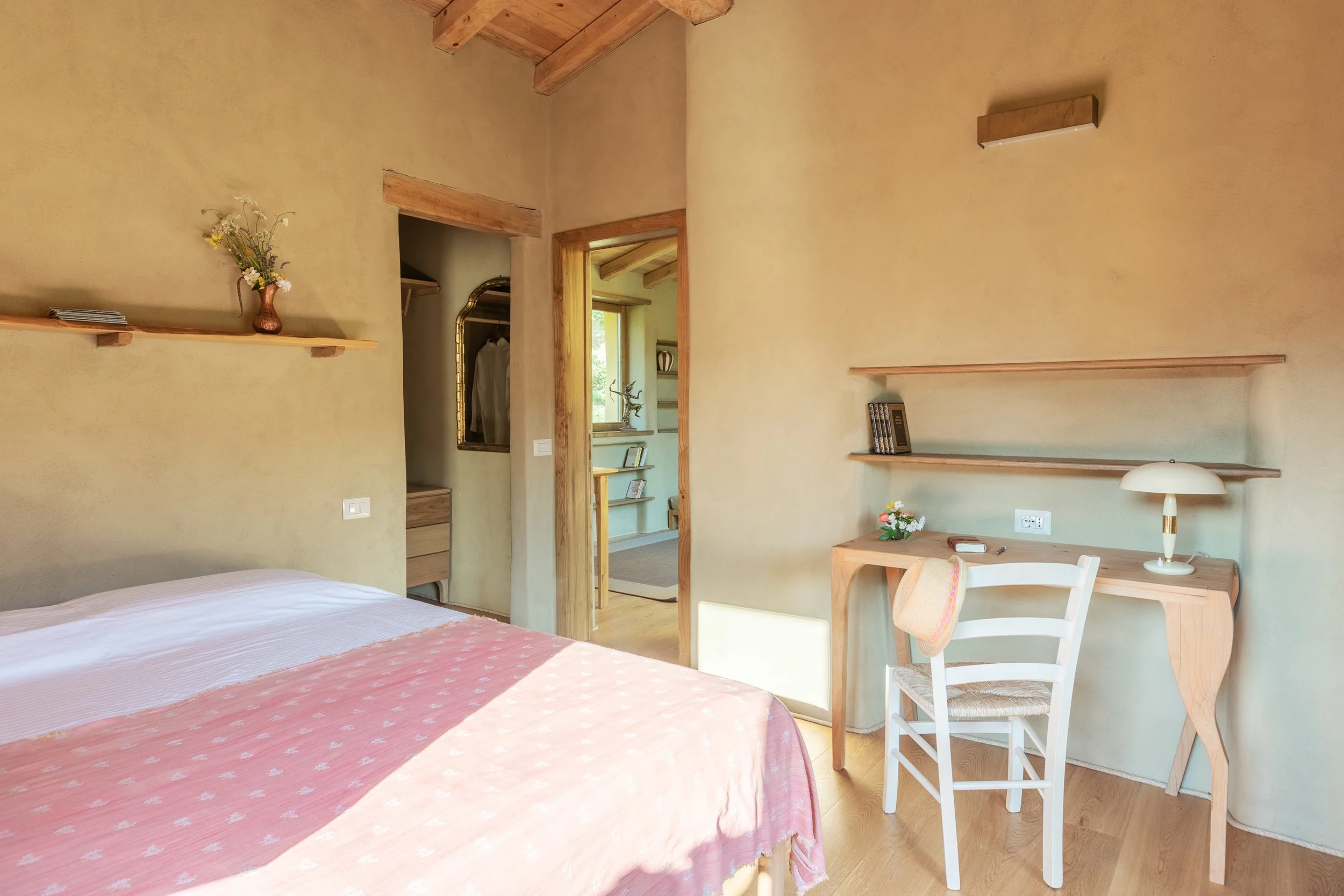straw house_ room Red- 1.jpg