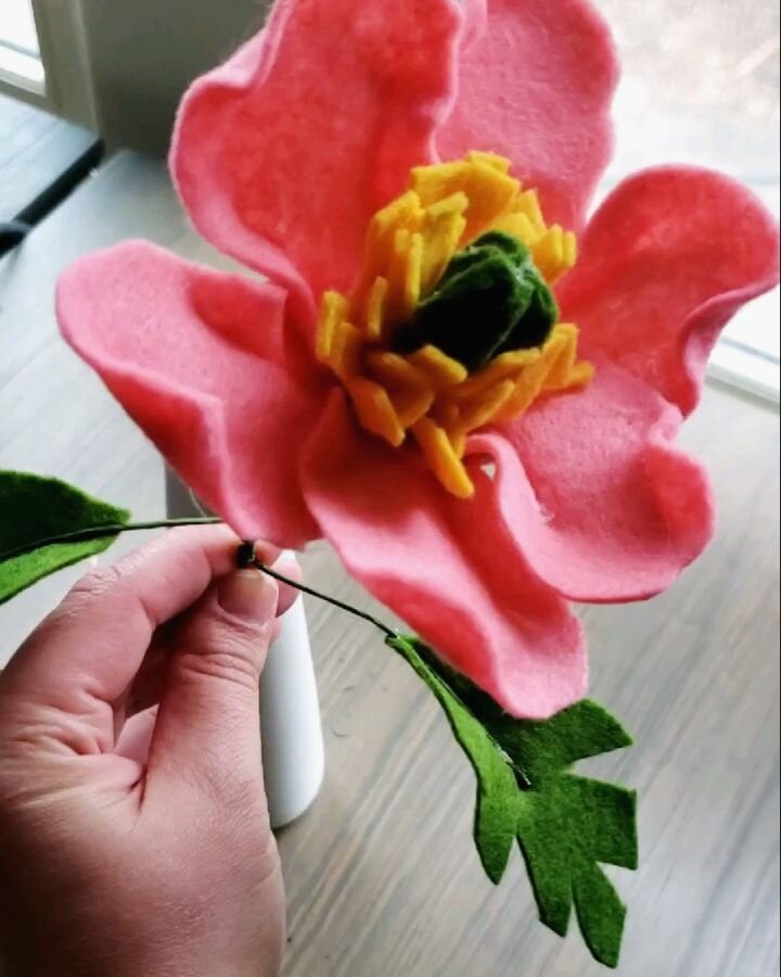 Even in spring time, I can't get enough flowers 💐 Check my stories to see how to make this felt poppy! And stay tuned for a daisy and rose tutorial later this week 😊