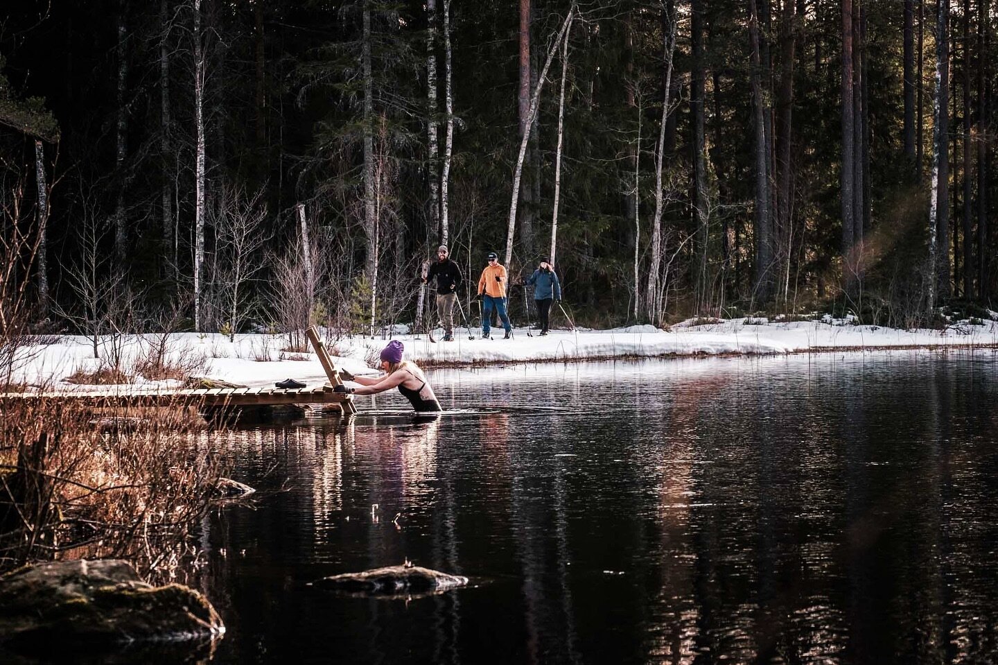 Vi utnyttjar den sista skaren och vaknar till liv i sm&auml;ltvattnets kyla. 📷 @olofnyman  #h&ouml;gbobruk #g&auml;strikland #jungfrukusten #pinetreeevents