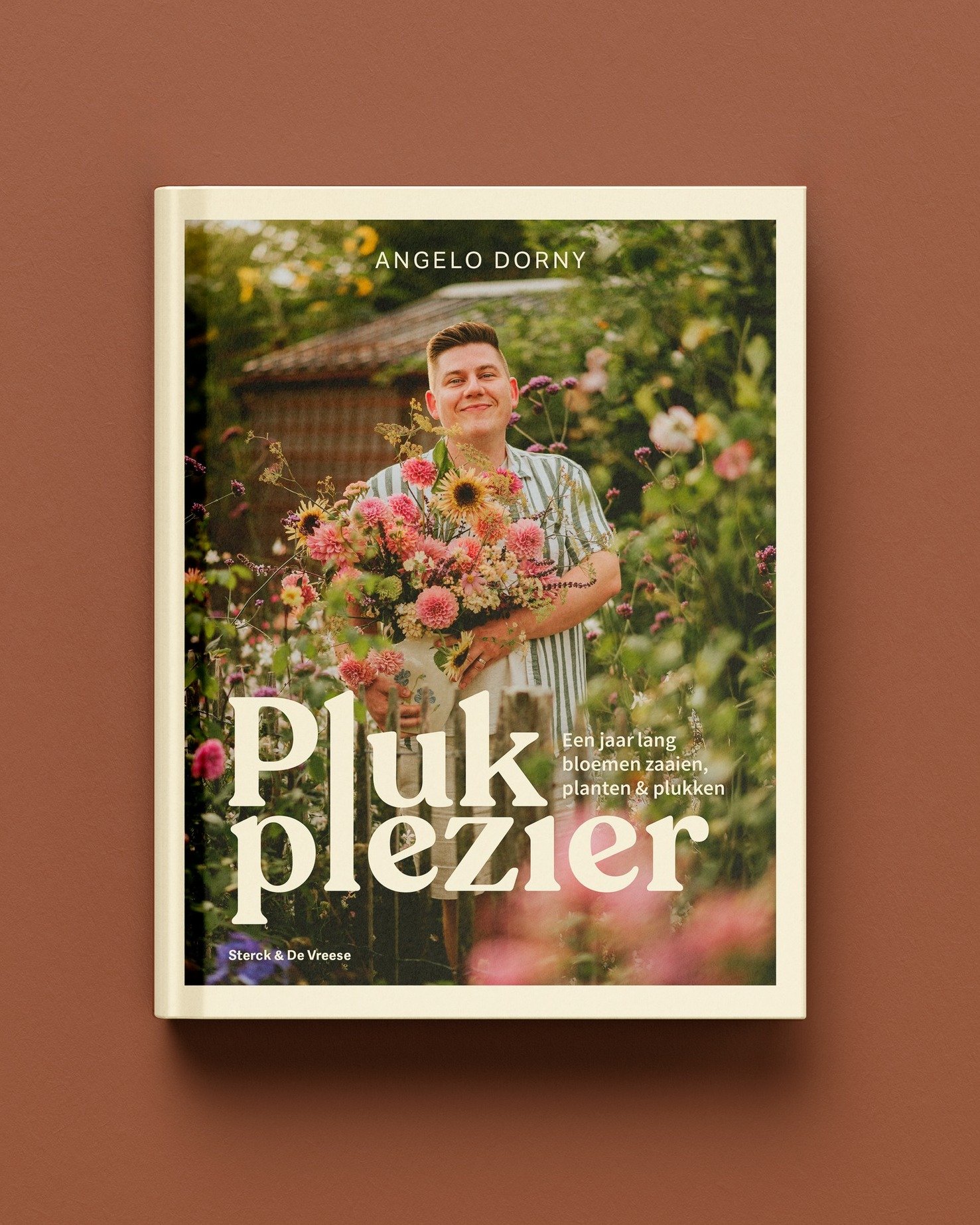 Cover voor het nieuwste boek van @angelo_dorny  en we zijn er blij mee! 🐝

Plukplezier wordt h&eacute;t boek voor iedereen die bloemen uit eigen tuin wil plukken 🌷. Terwijl wij nog volop bezig zijn met de opmaak van het binnenwerk, kan je 'm wel al