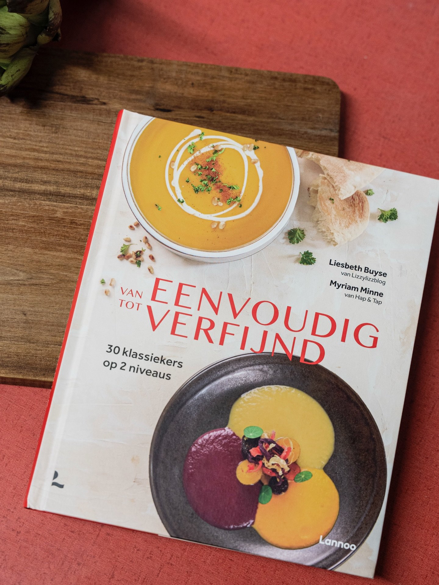 Met de feestdagen in het vooruitzicht kan deze wel eens van pas komen! 🍴✨ Om je menu op tafel te toveren of als cadeau voor je schoonmoeder? 

We deden de vormgeving van het kookboek van @lizzylizzblog en @hap_en_tap. Een boek vol lekkere gerechten,