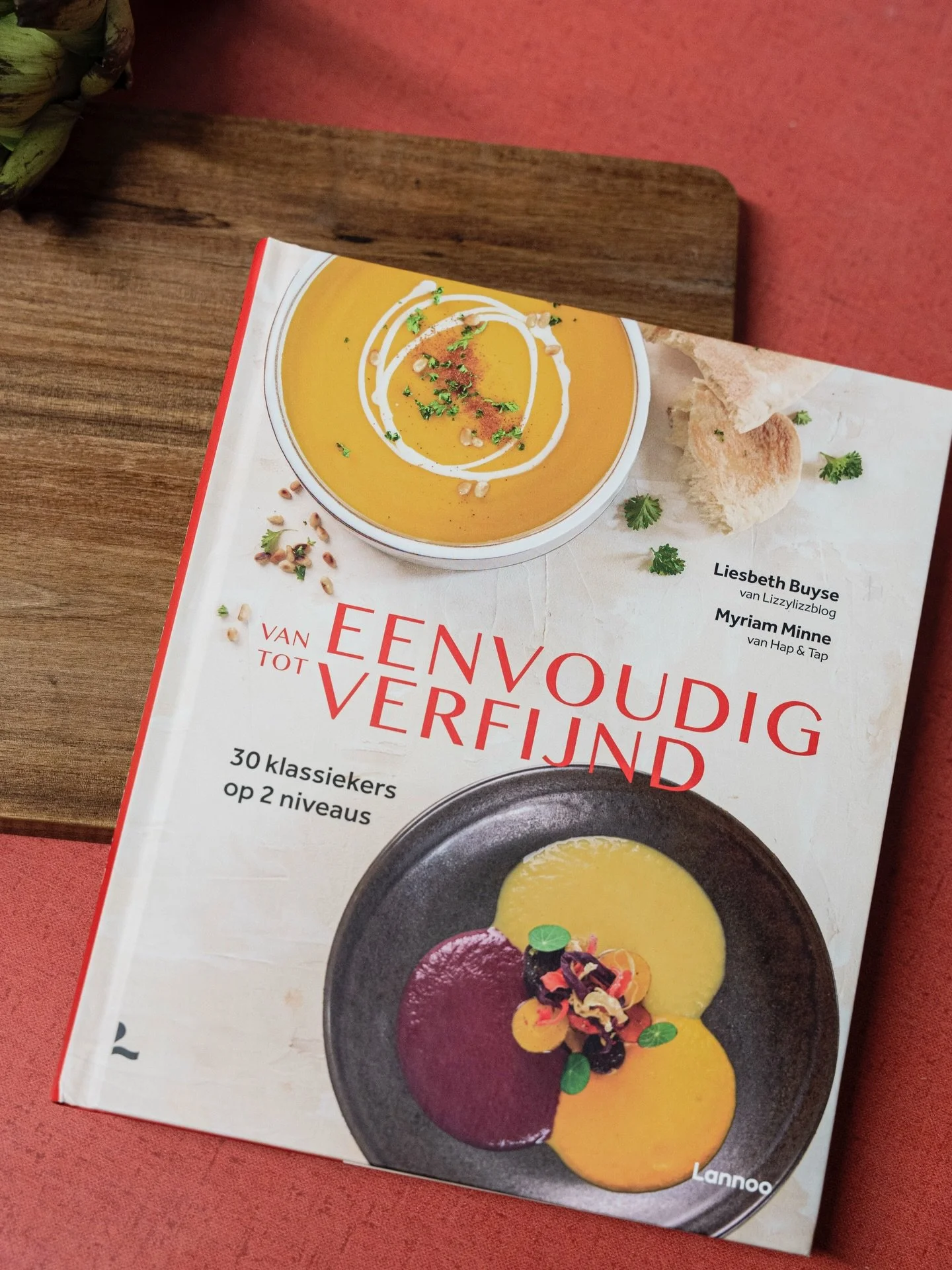 Met de feestdagen in het vooruitzicht kan deze wel eens van pas komen! 🍴✨ Om je menu op tafel te toveren of als cadeau voor je schoonmoeder? 

We deden de vormgeving van het kookboek van @lizzylizzblog en @hap_en_tap. Een boek vol lekkere gerechten,