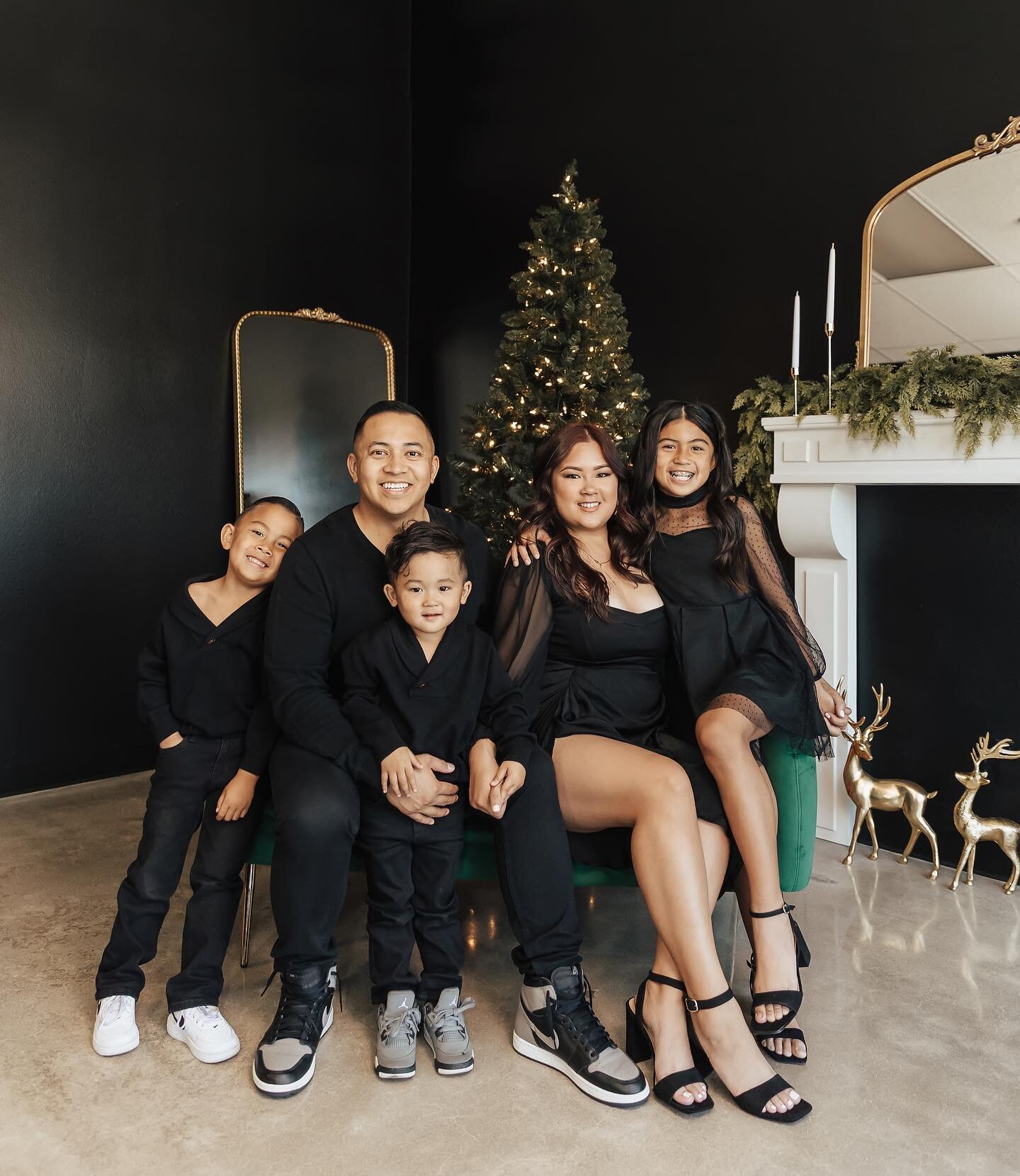 The De Ramos Family ❤️&zwj;🔥 
Holiday sessions are in full effect! Ahh