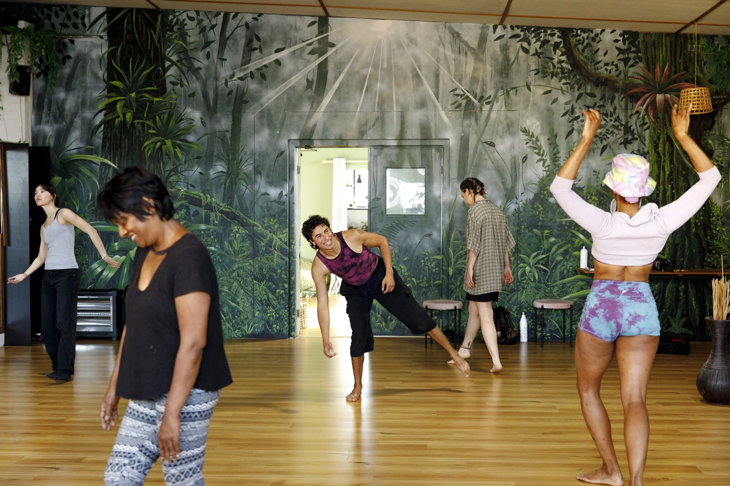 MAV workshop - Jackie y otros con sonrisa, mi espalda.jpeg