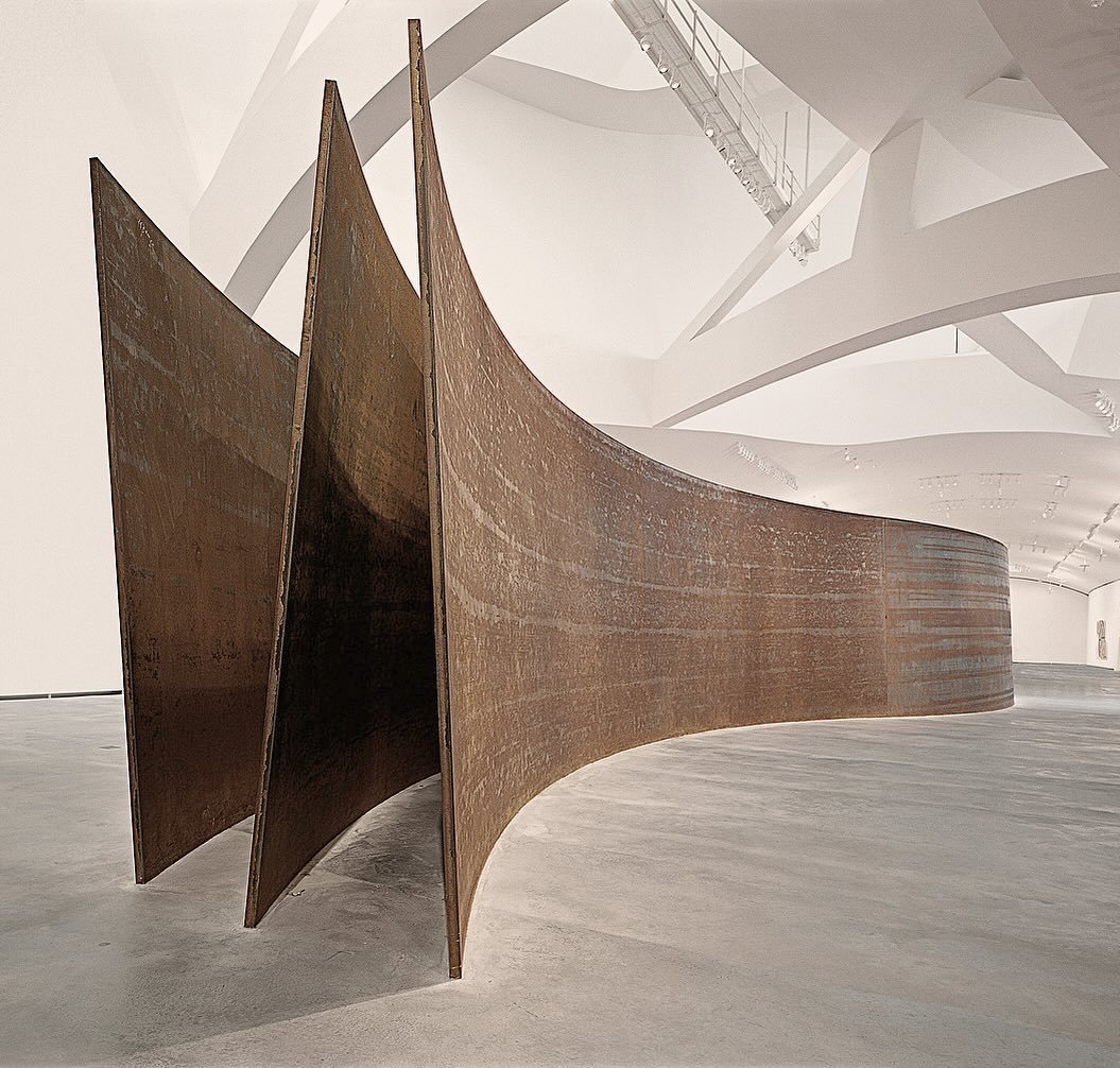 Snake (Sugea)  I  Richard Serra 

𝘛𝘩𝘦 𝘱𝘰𝘴𝘪𝘵𝘪𝘰𝘯𝘪𝘯𝘨 𝘰𝘧 𝘵𝘩𝘦 𝘤𝘰𝘳𝘵𝘦𝘯 𝘱𝘭𝘢𝘵𝘦𝘴 𝘦𝘹𝘱𝘢𝘯𝘥 𝘢𝘯𝘥 𝘤𝘰𝘮𝘱𝘳𝘦𝘴𝘴 𝘵𝘩𝘦 𝘴𝘱𝘢𝘤𝘦 𝘣𝘦𝘵𝘸𝘦𝘦𝘯 𝘵𝘩𝘦𝘮 𝘤𝘳𝘦𝘢𝘵𝘪𝘯𝘨 𝘢𝘤𝘤𝘦𝘴𝘴𝘪𝘣𝘭𝘦 𝘢𝘯𝘥 𝘪𝘯𝘢𝘤𝘤𝘦𝘴𝘴𝘪𝘣𝘭𝘦