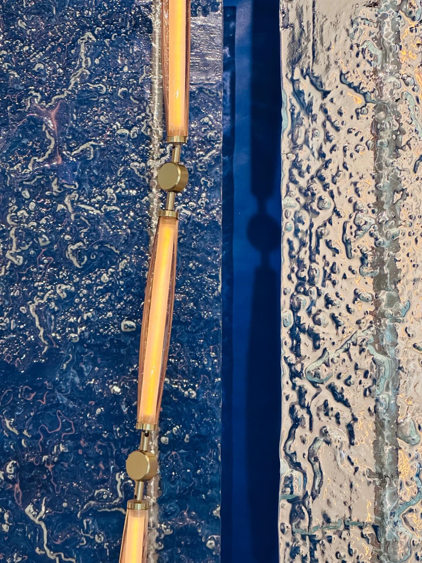 U E B U  #closeup 

𝘈 𝘣𝘰𝘭𝘥 𝘤𝘰𝘯𝘯𝘦𝘤𝘵𝘪𝘰𝘯 𝘰𝘧 𝘭𝘪𝘨𝘩𝘵 𝘢𝘯𝘥 𝘧𝘰𝘳𝘮.

__________________________________

#tokiouebu #lightingdesign #artanddesign #contemporyart #contemporarydesign #details #glasspanels #designersmind