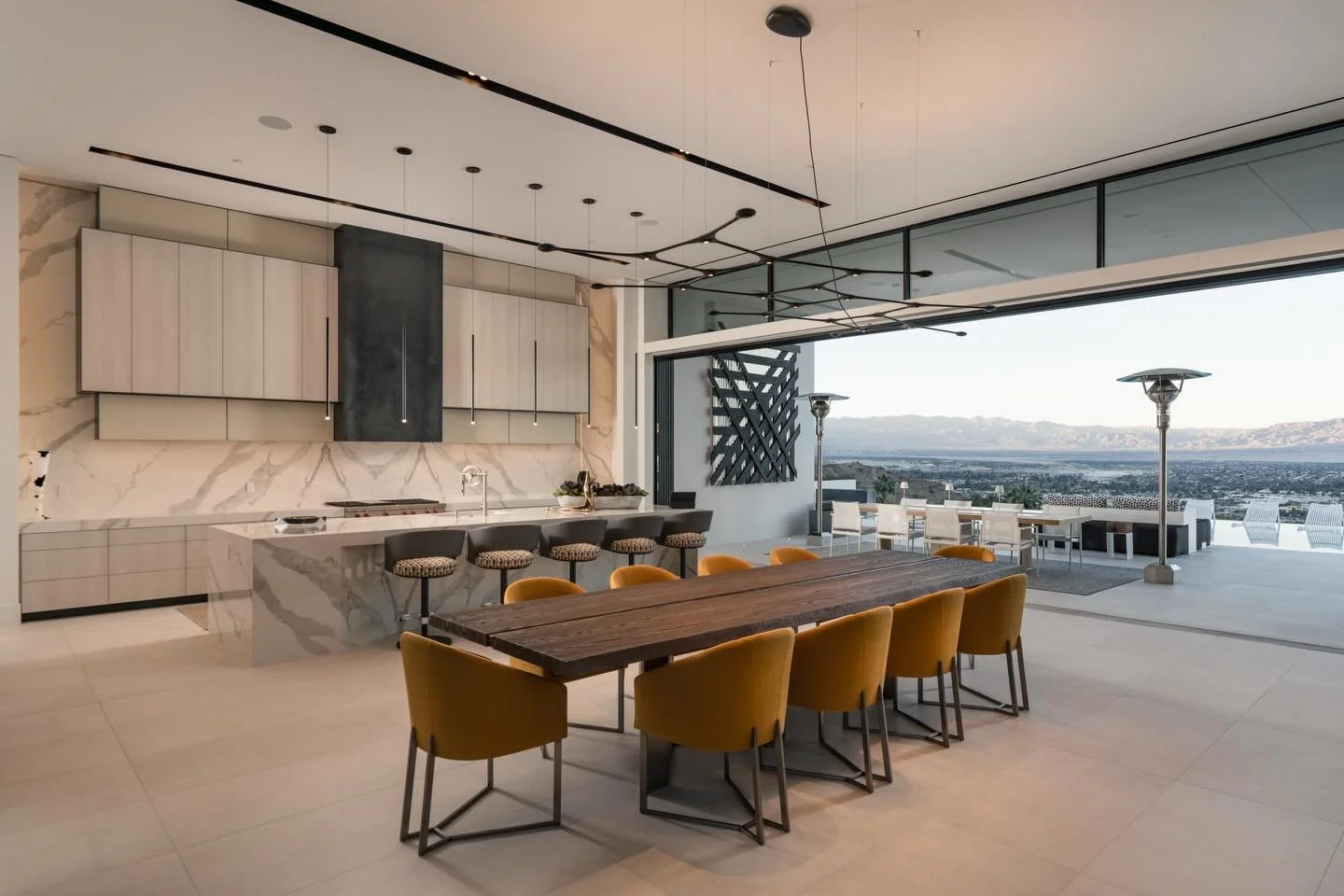 Rancho Mirage, California  I  @hudginsdesign 

𝘊𝘢𝘳𝘣𝘰𝘯 𝘓𝘪𝘨𝘩𝘵 𝘥𝘦𝘧𝘪𝘯𝘪𝘯𝘨 𝘵𝘩𝘦 𝘥𝘪𝘯𝘪𝘯𝘨 𝘳𝘰𝘰𝘮 𝘸𝘪𝘵𝘩 𝘲𝘶𝘪𝘦𝘵 𝘱𝘳𝘦𝘤𝘪𝘴𝘪𝘰𝘯.

Photo: @blakebphoto 

______________________________________

#contemporarydesign #ranchomir