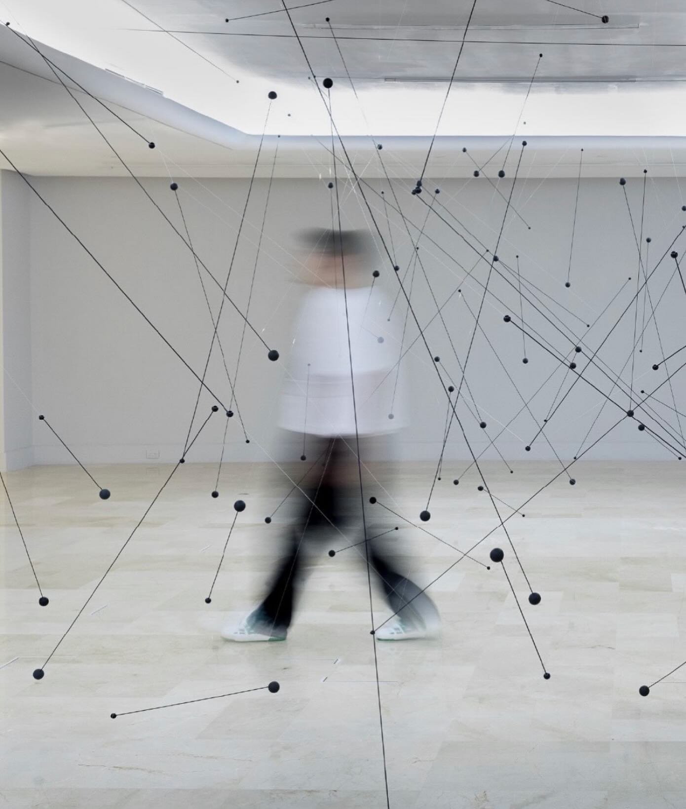 Geometr&iacute;a invisible  I  @carlosmedinaescultor 

𝘗𝘪𝘨𝘮𝘦𝘯𝘵𝘦𝘥 𝘵𝘦𝘹𝘵𝘶𝘳𝘦𝘴 𝘰𝘯 𝘮𝘦𝘵𝘢𝘭, 𝘩𝘪𝘥𝘪𝘯𝘨 𝘢 𝘤𝘰𝘴𝘮𝘪𝘤 𝘨𝘦𝘰𝘮𝘦𝘵𝘳𝘺 𝘰𝘧 𝘭𝘪𝘯𝘦𝘴, 𝘤𝘪𝘳𝘤𝘭𝘦𝘴, 𝘵𝘳𝘪𝘢𝘯𝘨𝘭𝘦𝘴, 𝘢𝘯𝘥 𝘴𝘲𝘶𝘢𝘳𝘦𝘴.

___________________