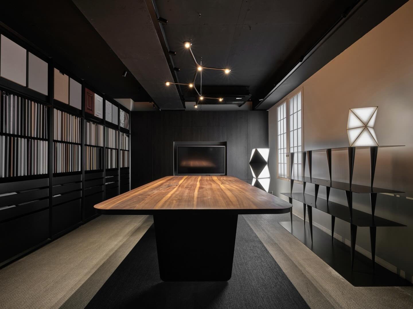 Tokio.  I  @designdo_official showroom 

𝘉𝘢𝘭𝘢𝘯𝘤𝘦. 𝘔𝘪𝘯𝘪𝘮𝘢𝘭𝘪𝘴𝘮. 𝘚𝘵𝘪𝘭𝘭𝘯𝘦𝘴𝘴.

Photo: @_yosukekojima 

_________________________________

#tokiotokio #contemporarydesign #artanddesign #interiordesign #japaneseinspired