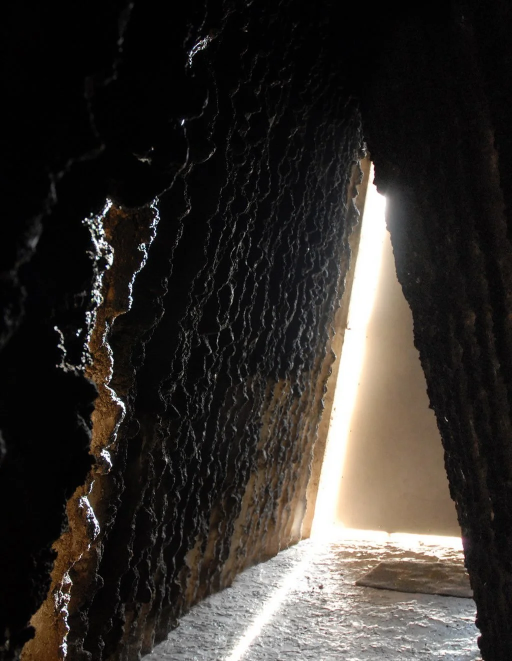 Bruder Klaus Field Chapel  I  Peter Zumthor

𝘐𝘯 𝘰𝘳𝘥𝘦𝘳 𝘵𝘰 𝘥𝘦𝘴𝘪𝘨𝘯 𝘣𝘶𝘪𝘭𝘥𝘪𝘯𝘨𝘴 𝘸𝘪𝘵𝘩 𝘢 𝘴𝘦𝘯𝘴𝘶𝘰𝘶𝘴 𝘤𝘰𝘯𝘯𝘦𝘤𝘵𝘪𝘰𝘯 𝘵𝘰 𝘭𝘪𝘧𝘦, 𝘰𝘯𝘦 𝘮𝘶𝘴𝘵 𝘵𝘩𝘪𝘯𝘬 𝘪𝘯 𝘢 𝘸𝘢𝘺 𝘵𝘩𝘢𝘵 𝘨𝘰𝘦𝘴 𝘧𝘢𝘳 𝘣𝘦𝘺𝘰𝘯𝘥 𝘧𝘰𝘳?