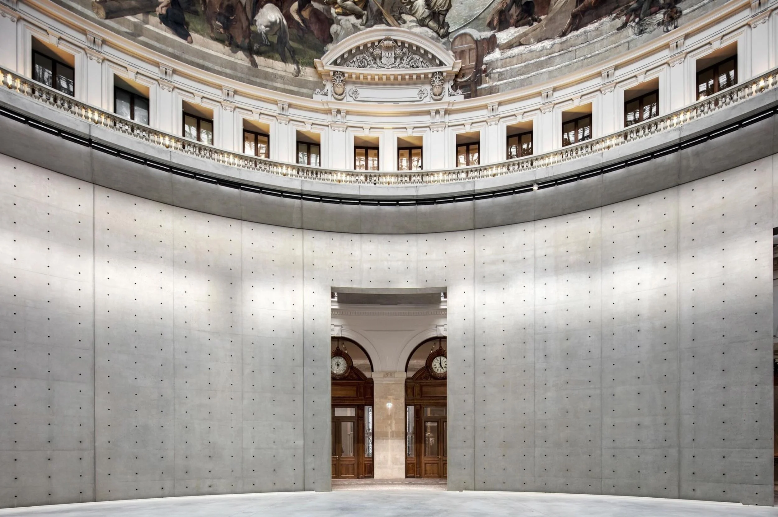 Bourse de Commerce  I  Tadao Ando

𝘐 𝘩𝘢𝘷𝘦 𝘪𝘯𝘴𝘦𝘳𝘵𝘦𝘥 𝘢 𝘵𝘸𝘦𝘯𝘵𝘺-𝘯𝘪𝘯𝘦-𝘮𝘦𝘵𝘦𝘳-𝘸𝘪𝘥𝘦 𝘤𝘺𝘭𝘪𝘯𝘥𝘳𝘪𝘤𝘢𝘭 𝘴𝘱𝘢𝘤𝘦 𝘣𝘰𝘶𝘯𝘥 𝘣𝘺 𝘢 𝘯𝘪𝘯𝘦-𝘮𝘦𝘵𝘦𝘳-𝘩𝘪𝘨𝘩 𝘤𝘰𝘯𝘤𝘳𝘦𝘵𝘦 𝘸𝘢𝘭𝘭 𝘪𝘯𝘵𝘰 𝘵𝘩𝘦 𝘤𝘪𝘳𝘤𝘶𝘭𝘢𝘳 