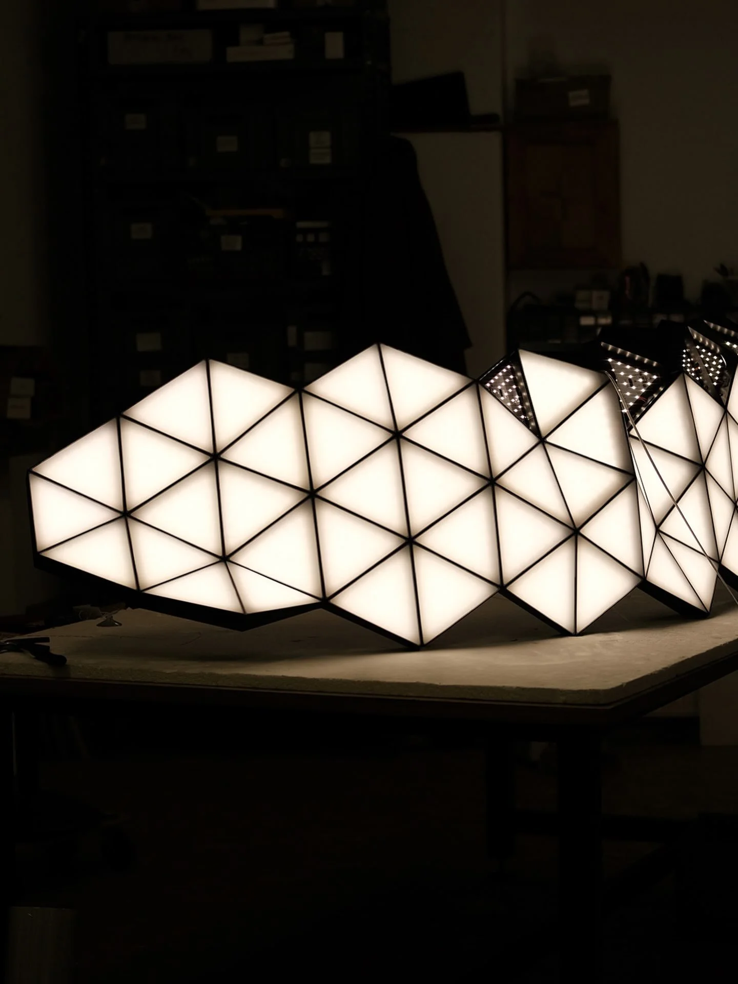T R I  L I G H T

𝘗𝘳𝘦𝘤𝘪𝘴𝘪𝘰𝘯 𝘪𝘯 𝘦𝘷𝘦𝘳𝘺 𝘵𝘳𝘪𝘢𝘯𝘨𝘭𝘦. 𝘌𝘯𝘥𝘭𝘦𝘴𝘴 𝘤𝘰𝘮𝘱𝘰𝘴𝘪𝘵𝘪𝘰𝘯𝘴 𝘧𝘳𝘰𝘮 𝘰𝘯𝘦 𝘮𝘰𝘥𝘶𝘭𝘢𝘳 𝘴𝘺𝘴𝘵𝘦𝘮.

________________________________________________

#tokiotokio #tokiotrilight #modularlighting
