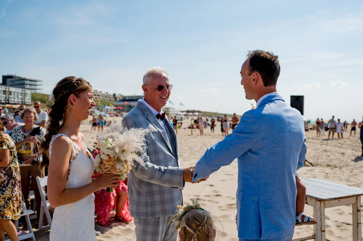 bruidsfotograaf strand bruiloft — Evelien Hogers