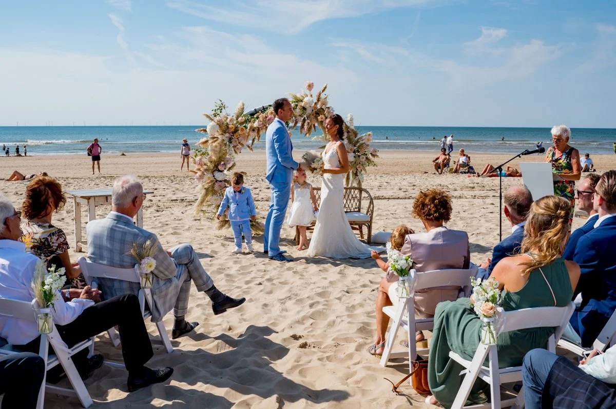 Gazebo Met Blauwe En Witte Bloemen En Witte Drapes Voor Een Bruiloft Op Het Strand Buitenste Trouwpartij Zeester Zandige Kust Image180468916
