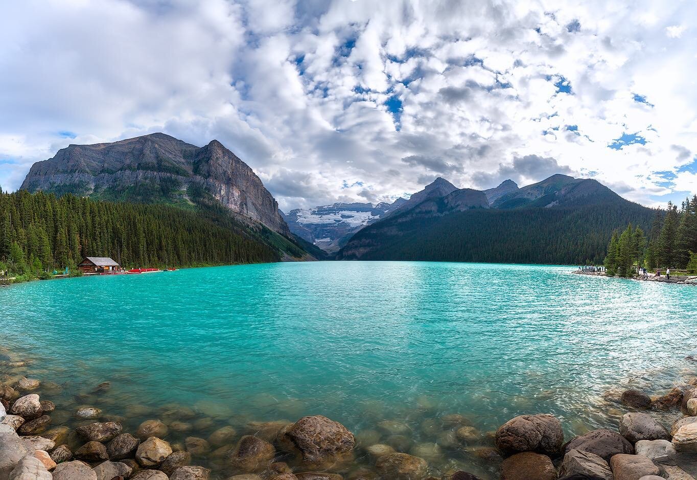 Full view of Lake Louise ! A pano shoot by 16-35 f4. 
&bull;
&bull;
&bull;
@canonusa 5DM3
@canonusa 16-35
&bull;
&bull;
&bull;
#shootoncanon #canonusa 
#banffnationalpark 
#banffnationalpark🇨🇦 
#lakelouise 
#lakelouisecanada 
#nationalparkgeek 
#na
