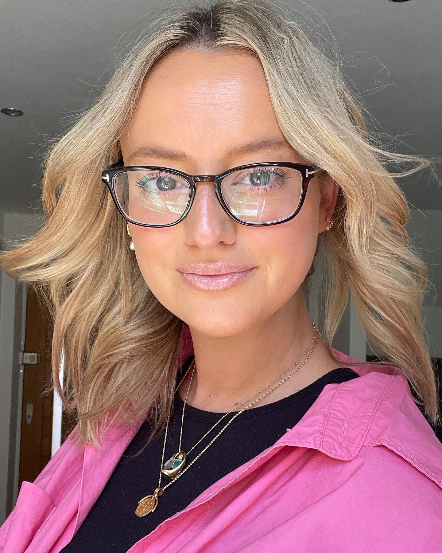 VERY rare I feel confident in my glasses&hellip;. But it&rsquo;s amazing what some fake tan and highlights can do for a gal. 

Yesterday the sun was shining I had freshly washed and styled hair and my back door was giving me Beyonc&eacute; wind machi