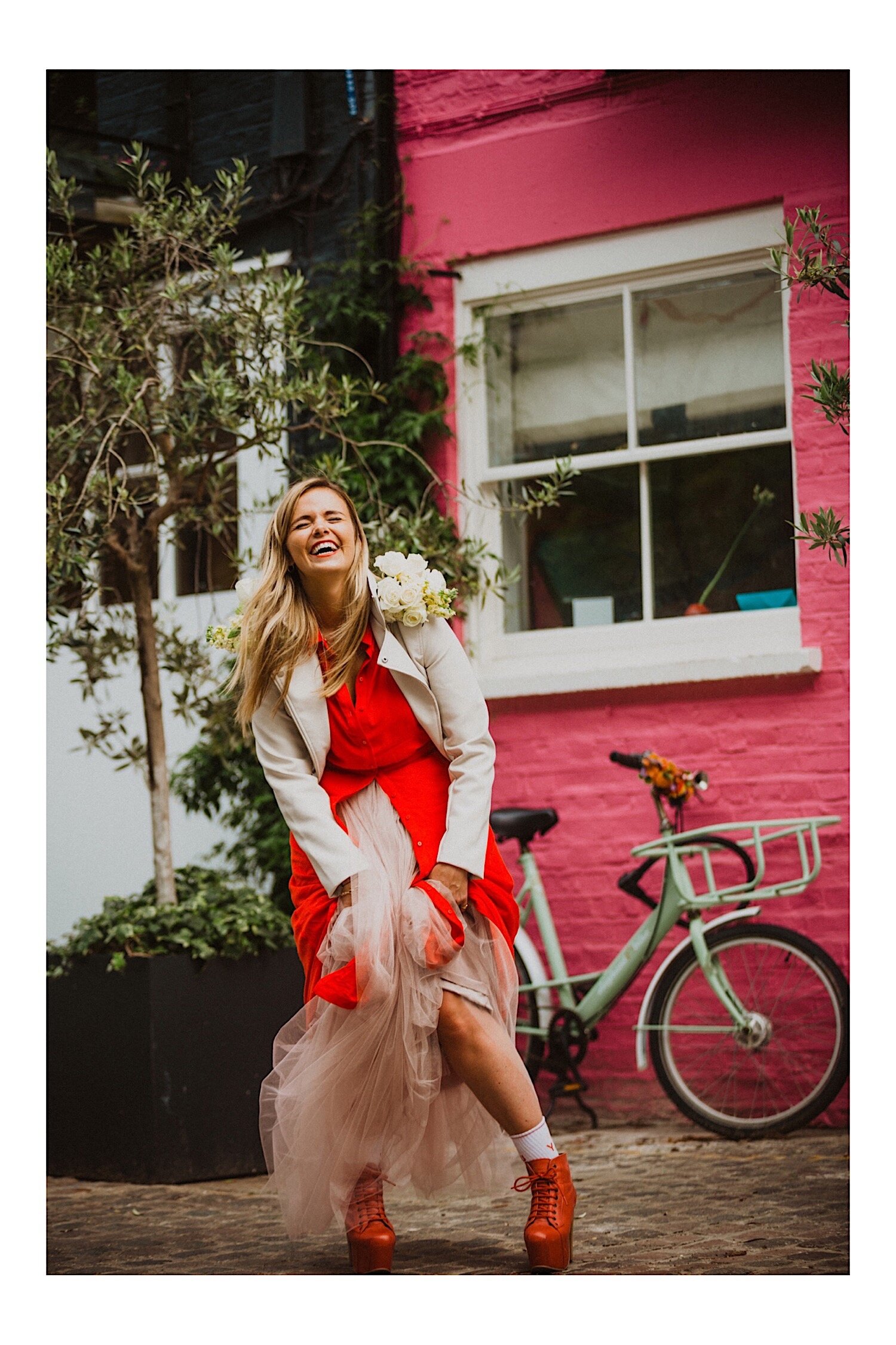 04_TWS-86_alternative_jacket_alt_do_cool_death_part_rock_red_flowers_city_epaulettes_customised_us_photography_no_dress_bride_roll_bouquet_wedding_leather_pink_newlyweds_til_colour.jpg